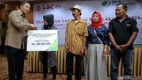 Penyerahan santunan dilakukan oleh Direktur Pelayanan BPJS Ketenagakerjaan Krishna Syarif.