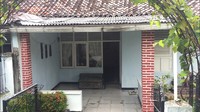 Foto: Rumah dinas Pilot Hanafi di Jalan Radar nomor 27 Kompleks Dwikora Halim Perdanakusuma, Jakarta Timur, terlihat sepi. Rumah yang berwarna biru muda itu terlihat dijaga oleh petugas dari POM TNI AU. Fotografer: Ibnu Hariyanto/detikcom