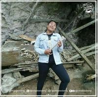 Wisatawan wanita yang jadikan tulang sebagai gitar