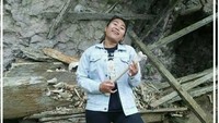 Terlihat, si wanita memegang tulang yang seolah-olah seperti sedang bermain gitar. (@infotabedaeng/Instagram)