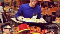 Ini dia aksi Brandon saat makan sushi. Pakai sarung tangan sambil menghirup aroma sushi. Kalau dari samping mirip sang ayah banget, ya. Foto: Instagram @brandonsalim