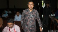 Yudi Widiana menjalani sidang vonis mengenakan batik lengan panjang.