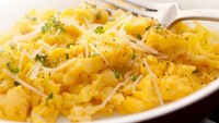 Scramble egg dengan tambahan keju jadi sarapan yang menggoda buat pemilik zodiak Leo. Foto: Istock