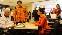 Gubernur Kalimantan Timur Awang Faroek Ishak didampingi Direktur Utama Bank Mega Kostaman Thayib mengecek fasilitas Bank Mega. Istimewa/Bank Mega.