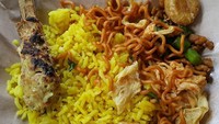Mungkinkah ini nasi kuning a la Bali? Nasi kuning dipadu dengan sate lilit, mie goreng, telur dadar dan juga perkedel. Dijamin enak! Foto: Instagram @biebie.febie
