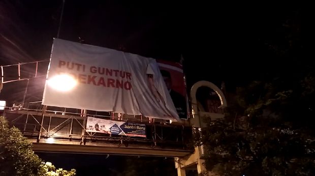 Ada 2 baliho, 1 spanduk dan 2 reklame yang ditertibkan Panwaslu dan Satpol PP. (Foto: Suryaman Candi)