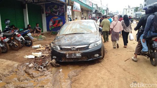 Belasan Mobil Bertumpuk karena Banjir Bandang Mulai Dievakuasi
