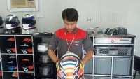 Di balapan MotoGP yang berlangsung seri pertama di Qatar akhir pekan kemarin, ada orang asal Kebumen yang berjasa merawat helm pebalap kenamaan di MotoGP. Foto: Facebook/Nathania Mugiyono