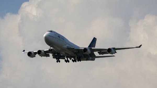 Beberapa langkah untuk mengurangi biaya antara lain melakukan grounding tiga jenis pesawat dalam armada yang dimilikinya yakni Airbus A-330-300, Airbus 380 dan Boeing 747. Tahun lalu mereka menjual puluhan armada yang dimiliki. (Foto: (Athit Perawongmetha/Reuters) Beberapa langkah untuk mengurangi biaya antara lain melakukan grounding tiga jenis pesawat dalam armada yang dimilikinya yakni Airbus A-330-300, Airbus 380 dan Boeing 747. Tahun lalu mereka menjual puluhan armada yang dimiliki. (Foto: (Athit Perawongmetha/Reuters)