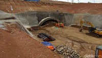 Di bagian lain sedang ada pekerjaan tunnel.
