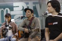 Adrian Yunan bersama Toto Tewel dan Wahyu Mi Corazon saat tampil di detikHOT.