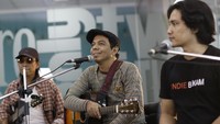 Tidak hanya sendiri, ia membawa serta Toto Tewel dan Wahyu Mi Corazon. Foto: Asep Syaifullah