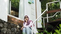 @fitripiepie sedang asyik duduk di tangga sambil bergaya nih. Foto: Instagram @fitripiepie