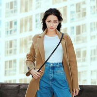 Penampilan kasual Dilraba yang mengenakan coat panjang nuansa khaki dan dipadukan dengan jeans. Foto: Instagram