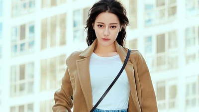 Gaya Dilraba Dilmurat, Wanita Tercantik yang Ditaksir Eks Pemain AC Milan