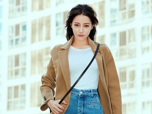 Gaya Dilraba Dilmurat, Wanita Tercantik yang Ditaksir Eks Pemain AC Milan