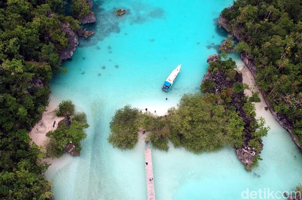 Dari dermaga, traveler tingal menyusuri jembatan kayu yang sudah dibangun. Kapal juga bisa masuk lewat kanal kecil yang ada di sebelah kiri laguna. (Sendy Aditya/Istimewa) Dari dermaga, traveler tingal menyusuri jembatan kayu yang sudah dibangun. Kapal juga bisa masuk lewat kanal kecil yang ada di sebelah kiri laguna. (Sendy Aditya/Istimewa)