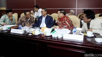 Seluruh pimpinan MPR selain Zulkifli Hasan hadir. Mereka adalah Wakil Ketua MPR dan Ketua DPD Oesman Sapta Odang, Wakil Ketua MPR Hidayat Nur Wahid, Wakil Ketua MPR EE Mangindaan, dan Wakil Ketua MPR Mahyudin.