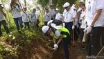 Berjaket Kulit, Rini Soemarno Dibonceng Polisi Pakai Motor Trail