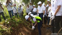 Di lokasi yang sama, yaitu di Walini, Rini Soemarno juga sempat mencangkul di titik program padat karya cash. Foto: Trio Hamdani