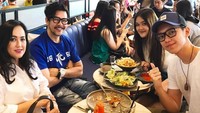 Ternyata keluarganya mereka sering makan di restoran bareng. Ini bukan makan malam, lho. Tapi sarapan! Sarapannya aja makan makanan berat. Tapi ayah dan anak ini kok tetap bertubuh tegap, ya?  Foto: Instagram @ferrysal1m