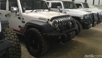 Ada pula 8 unit mobil mewah--yang juga disita dari Bupati Latif--yaitu 2 unit Hummer H3, 1 unit Cadillac Escalade, 1 unit Toyota Vellfire, 1 unit Lexus LX 570, 1 unit Jeep Wrangler Call of Duty MW3, 1 unit BMW 640i, dan 1 unit Jeep Rubicon (Foto: Arief Ikhsanudin/detikcom)