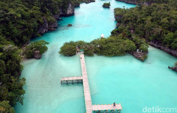 Inilah Pulau Bair, pulau cantik yang masuk ke dalam gugusan Kepulauan Kei. Pulau ini punya laguna cantik yang jadi pemandangannya begitu menawan. (Sendy Aditya/Istimewa) Inilah Pulau Bair, pulau cantik yang masuk ke dalam gugusan Kepulauan Kei. Pulau ini punya laguna cantik yang jadi pemandangannya begitu menawan. (Sendy Aditya/Istimewa)