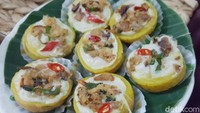 Kue Cara Isi, terbuat dari tepung terigu, telur dan gula serta santan. Setelah itu ditaburi ikan tongkol berbumbu gurih pedas. Teksturnya lembut gurih. Foto: detikfood