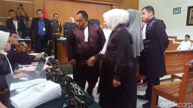 Jaksa menunjukkan kacamata bukti terkait perkara bos First Travel di PN Depok, Rabu (21/3/2018)