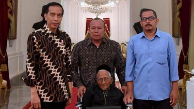 Foto: Hangat Pertemuan Jokowi dengan Nyak Sandang