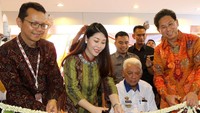 (Ki-ka) Kepala Tim Pengembangan Ekonomi Bank Indonesia Prabu Dewanto, Branch Manager Bank Mega Kantor Cabang Samarinda Yulli Sumargo, Gubernur Kalimantan Timur Awang Faroek Ishak, dan Direktur Utama Bank Mega Kostaman Thayib memotong rangkaian bunga sebagai tanda diresmikannya relokasi kantor cabang Samarinda. Istimewa/Bank Mega.