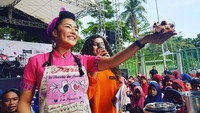 Dalam aksinya, chef yang memiliki senyuman cantik ini kerap berpose dengan makanannya dan menggelar rangkaian road tour di Indonesia. Foto: Instagram @aiko_sarwosri
