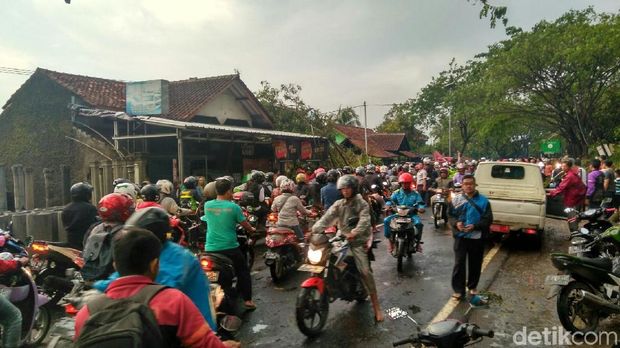 Pohon tumbang yang menghalangi jalan membuat macet