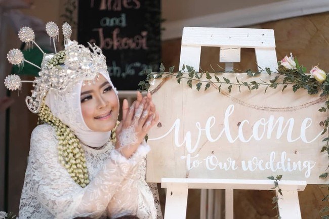 Senyum Anies di akad pernikahannya dengan Jokowi. Mengenakan tiara dan jilbab putih, Anies pun tampak memesona. Foto: Instagram