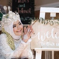 Senyum Anies di akad pernikahannya dengan Jokowi. Mengenakan tiara dan jilbab putih, Anies pun tampak memesona. Foto: Instagram