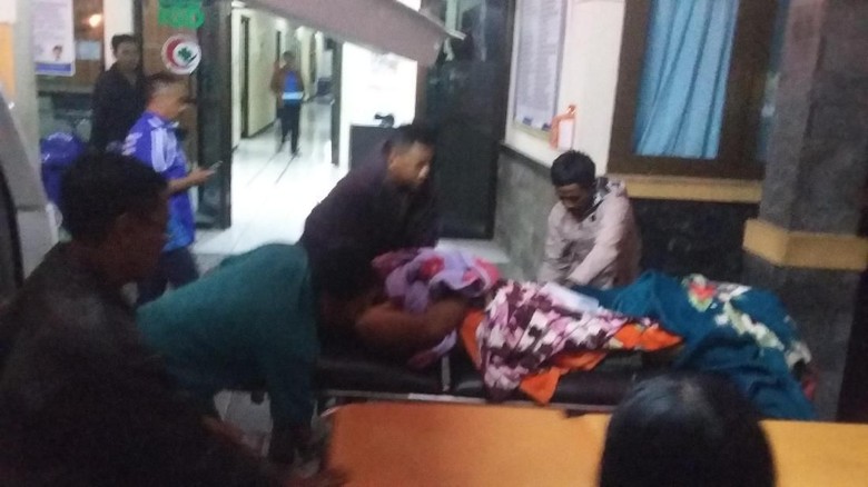 Puluhan Warga Ijen Mendadak Pingsan, Diduga Hirup Gas Belerang Puluhan Warga Ijen Mendadak Pingsan, Diduga Hirup Gas Belerang