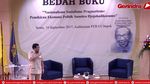 Momen Prabowo Tunjukkan Novel Tentang Indonesia Bubar 2030