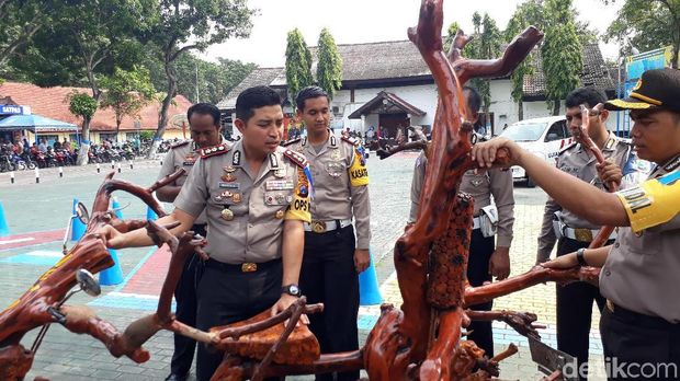 Pengendara di Bojonegoro Ditilang Gara-gara Naik Motor Kayu