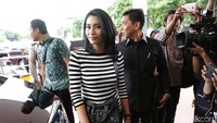 Tyas datang didampingi oleh kuasa hukumnya. Foto: Palevi S/detikHOT
