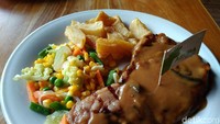 Kalau yang ini tenderloin steak US dengan mushroom sauce, potato wedges dan mixed vegetable. Tergoda? Foto: Devi S. Lestari / detikFood