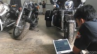 Teknisi Harley itu mengajari petugas Rupbasan cara menghidupkan dan mengisi baterai motor. Menurut teknisi itu, Harley sebaiknya tidak hanya dipanaskan tetapi juga dikendarai beberapa kilometer (Foto: Arief Ikhsanudin/detikcom)