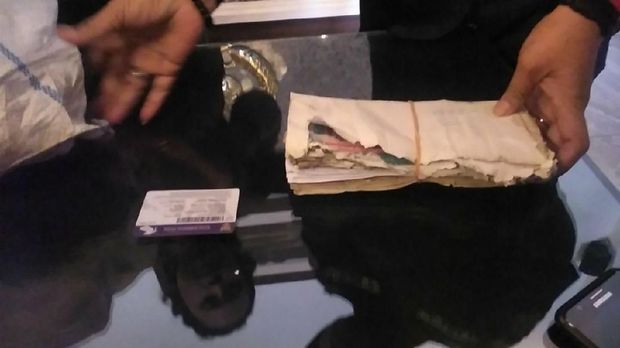 Rusaknya amplop diduga karena lembap