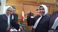 Ada kacamata dengan merk Moschino