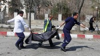 Ibu kota Kabul di Afghanistan diguncang ledakan bom bunuh diri. Sedikitnya 26 orang tewas akibat ledakan ini. Ledakan bom di Kabul ini terjadi saat warga Afghanistan turun ke jalan-jalan untuk merayakan hari libur tahun baru Persia. (Foto: REUTERS/Omar Sobhani)