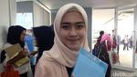 Deretan Gadis Cantik Berburu Kerja di Senayan