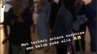 wajah bahagia Zaskia Adya Mecca saat diberikan kejutan baby shower. Foto: Dok. Instagram/zaskiadyamecca