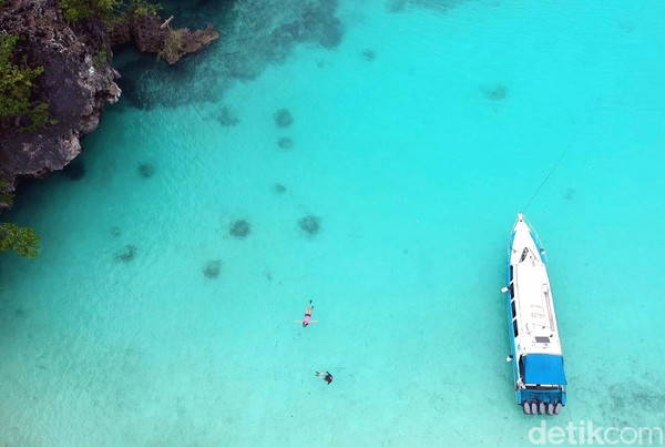 Di laguna ini, traveler bisa berenang ataupun snorkeling sampai puas. Perairannya tenang, nyaris tanpa ombak. Warna air lautnya juga tosca. Cantik banget! (Sendy Aditya/Istimewa) Di laguna ini, traveler bisa berenang ataupun snorkeling sampai puas. Perairannya tenang, nyaris tanpa ombak. Warna air lautnya juga tosca. Cantik banget! (Sendy Aditya/Istimewa)