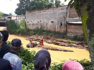 Warga Tonton Evakuasi Mobil di Sungai Cipamokolan Bandung