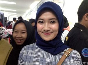 Deretan Gadis Cantik Berburu Kerja di Senayan