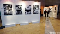 Pengunjung menikmati karya foto yang dipajang di Teater Kecil TIM Jakarta.